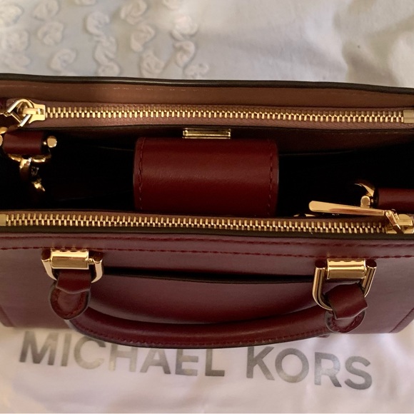 Michael Kors small wine coloured purse - Picture 5 of 12